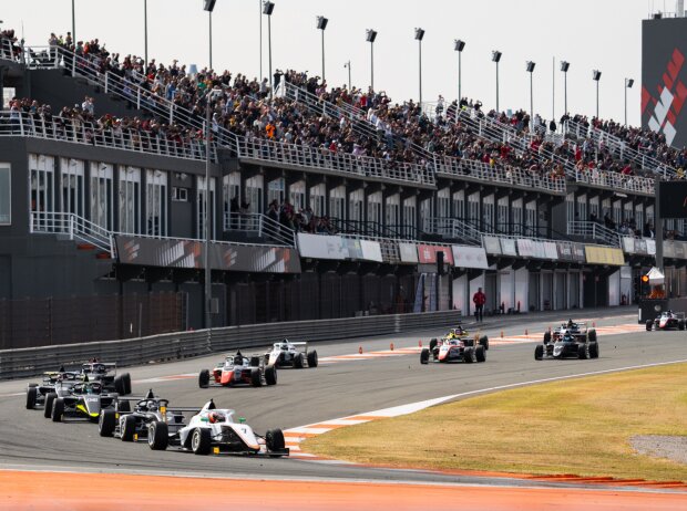 Zahlreiche Zuschauer verfolgten die Rennen der Formula Winter Series in Valencia