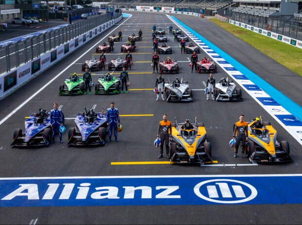Titel-Bild zur News: Gruppenfoto: Alle Autos und Fahrer für die Formel-E-WM 2023