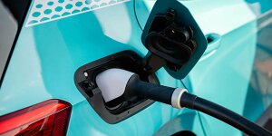 Neuzulassungen Januar 2023: Autos mit Stecker schmieren ab