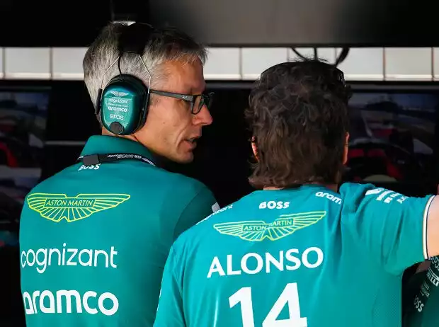 Titel-Bild zur News: Aston-Martin-Teamchef Mike Krack im Gespräch mit Fernando Alonso