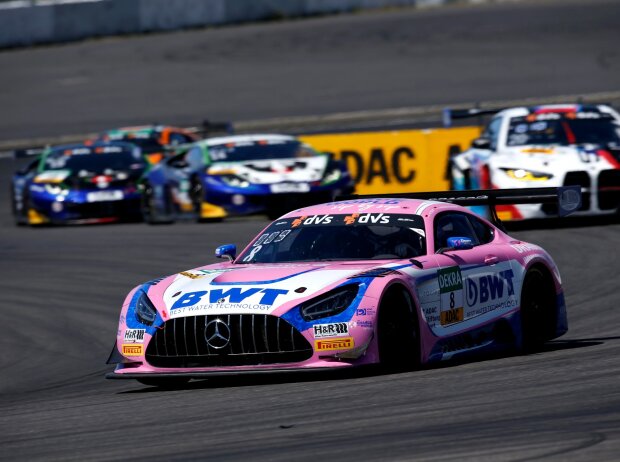 Die jeweils zweiten Autos in GT3 und GT4 gingen über den vereinbarten Einsatz hinaus Die jeweils zweiten Autos in GT3 und GT4 gingen über den vereinbarten Einsatz hinaus