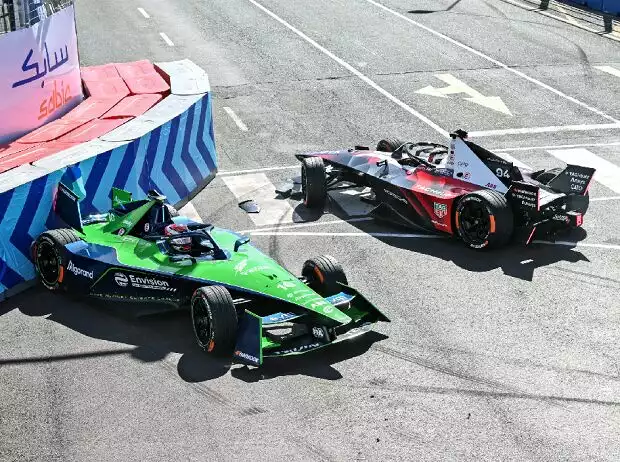 Unfall von Sebastien Buemi und Pascal Wehrlein beim Formel-E-Rennen 2023 in Kapstadt Titel-Bild zur News: Unfall von Sebastien Buemi und Pascal Wehrlein beim Formel-E-Rennen 2023 in Kapstadt