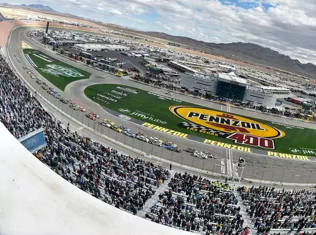NASCAR-Action auf dem Las Vegas Motor Speedway Titel-Bild zur News: NASCAR-Action auf dem Las Vegas Motor Speedway