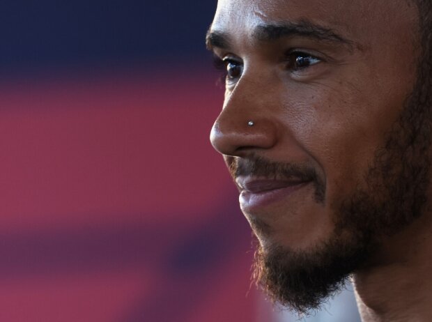 Lewis Hamilton trägt ein Nasenpiercing und darf es auch im Rennauto tragen Lewis Hamilton trägt ein Nasenpiercing und darf es auch im Rennauto tragen