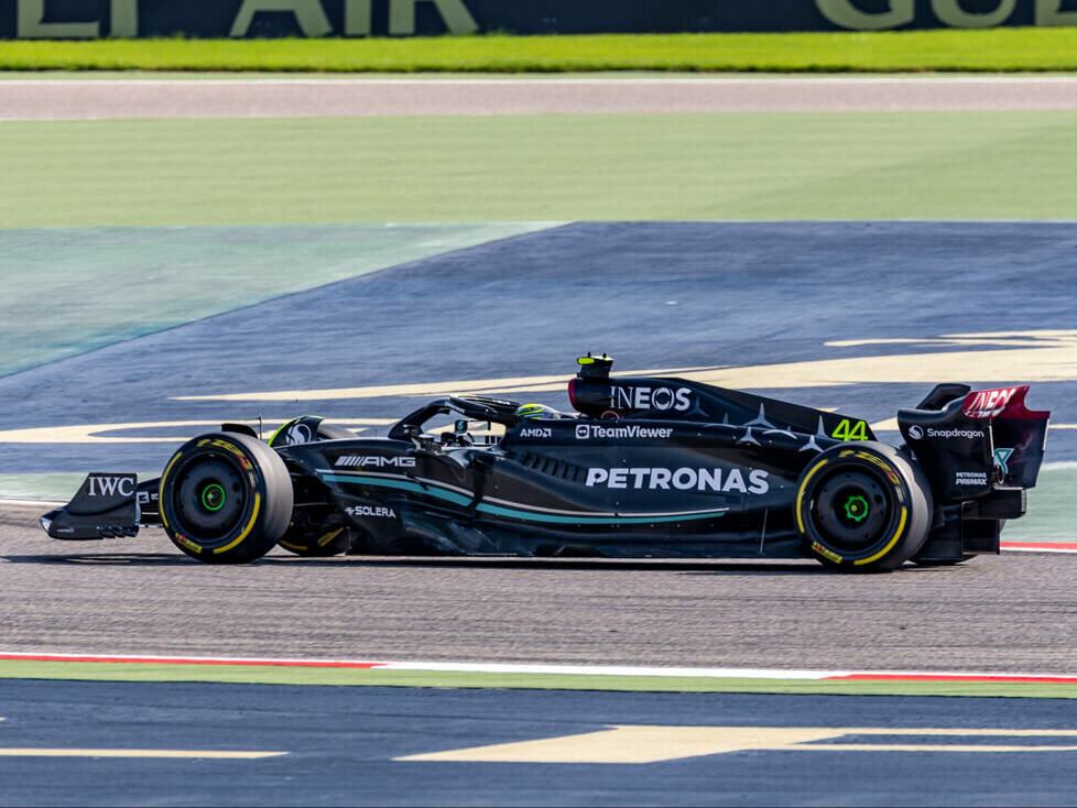 Lewis Hamilton (Mercedes W14) beim Training zum Formel-1-Rennen in Bahrain 2023