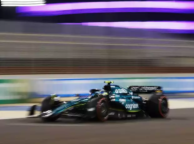 Fernando Alonso (Aston MArtin AMR23) beim Training zum Formel-1-Rennen in Bahrain 2023 Titel-Bild zur News: Fernando Alonso (Aston MArtin AMR23) beim Training zum Formel-1-Rennen in Bahrain 2023