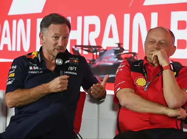 Christian Horner (Red Bull) und Frederic Vasseur (Ferrari) bei der Teamchef-PK in Bahrain 2023 Titel-Bild zur News: Christian Horner (Red Bull) und Frederic Vasseur (Ferrari) bei der Teamchef-PK in Bahrain 2023