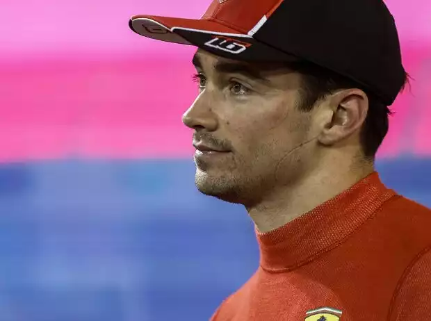 Titel-Bild zur News: Charles Leclerc nachdenklich nach dem Formel-1-Qualifying in Bahrain 2023