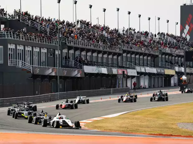 Zahlreiche Zuschauer verfolgten die Rennen der Formula Winter Series in Valencia Titel-Bild zur News: Zahlreiche Zuschauer verfolgten die Rennen der Formula Winter Series in Valencia