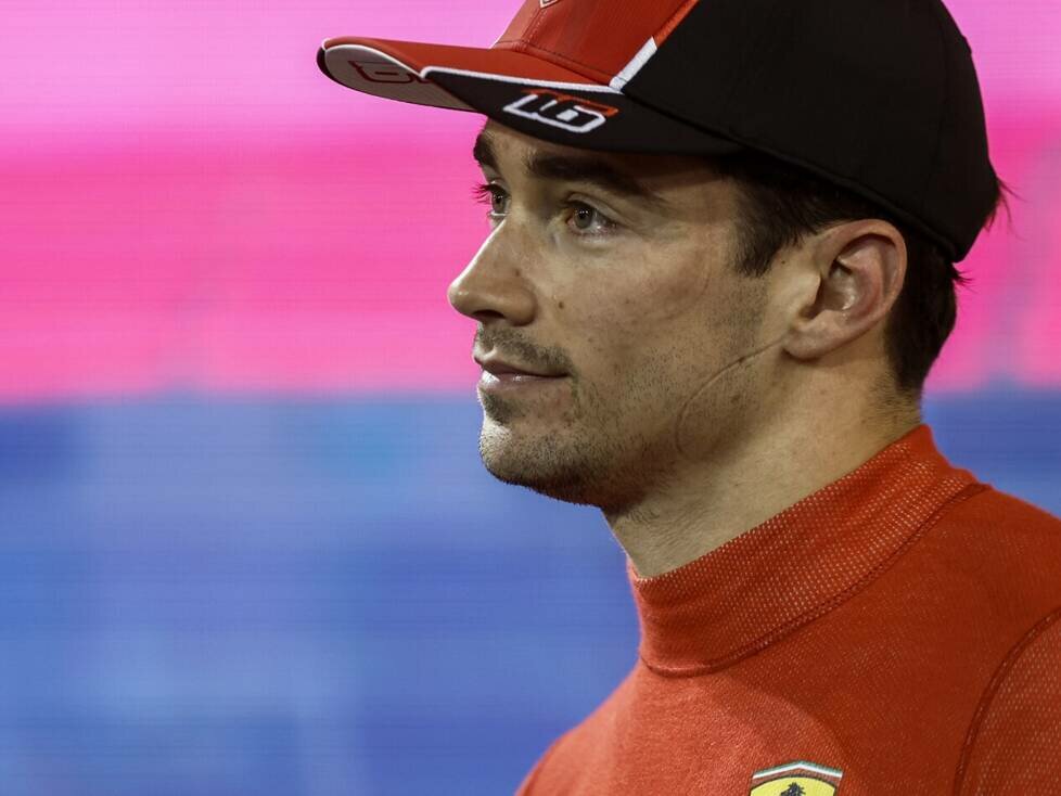 Charles Leclerc nachdenklich nach dem Formel-1-Qualifying in Bahrain 2023