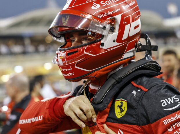 Titel-Bild zur News: Charles Leclerc mit Helm und Rennoverall beim Grand Prix von Bahrain 2023