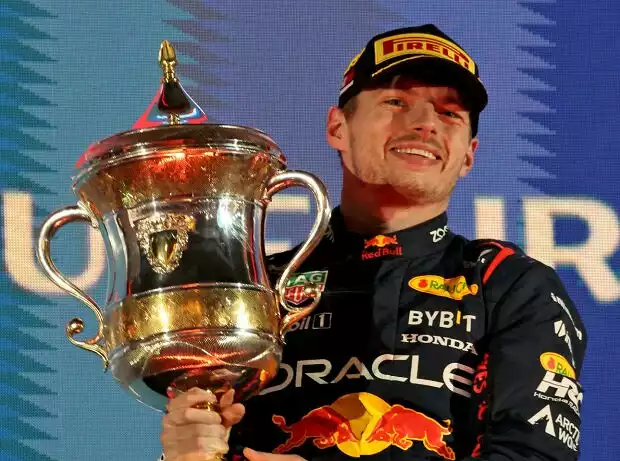 Titel-Bild zur News: Max Verstappen mit dem Siegerpokal des Formel-1-Rennens in Bahrain 2023