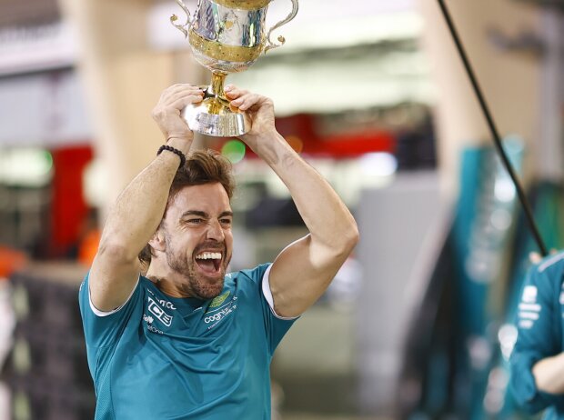 Fernando Alonso (Aston Martin) jubelt über Platz drei beim Formel-1-Rennen in Bahrain 2023 Fernando Alonso (Aston Martin) jubelt über Platz drei beim Formel-1-Rennen in Bahrain 2023