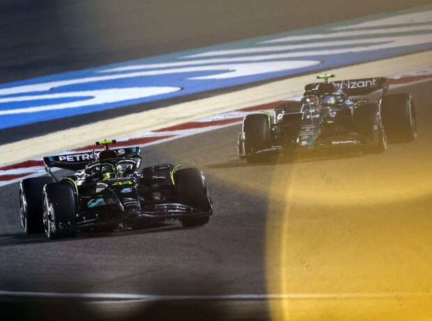 Titel-Bild zur News: Lewis Hamilton (Mercedes W14) vor Fernando Alonso (Aston Martin AMR23) beim Formel-1-Rennen in Bahrain 2023
