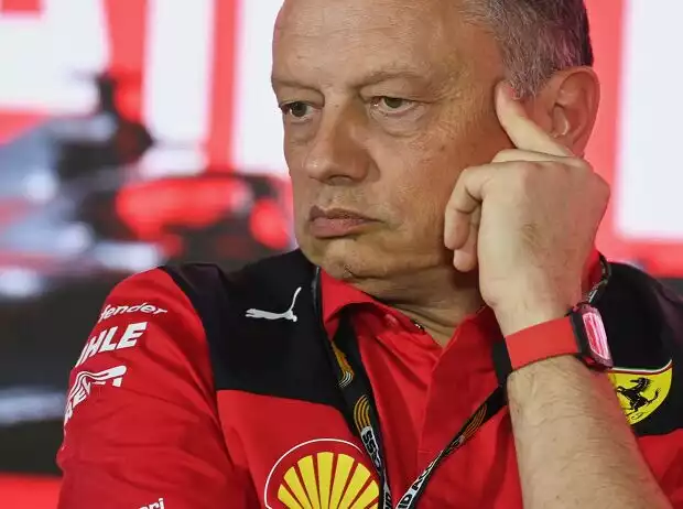 In nachdenklicher Pose: Ferrari-Teamchef Frederic Vasseur beim Grand Prix von Bahrain 2023 Titel-Bild zur News: In nachdenklicher Pose: Ferrari-Teamchef Frederic Vasseur beim Grand Prix von Bahrain 2023