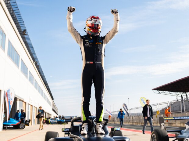 Kacper Sztuka krönte sich zum Premierenmeister der Formula Winter Series Kacper Sztuka krönte sich zum Premierenmeister der Formula Winter Series