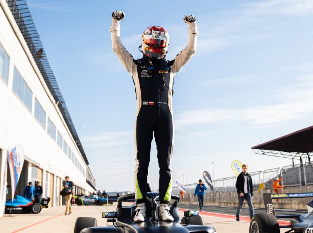 Titel-Bild zur News: Kacper Sztuka krönte sich zum Premierenmeister der Formula Winter Series