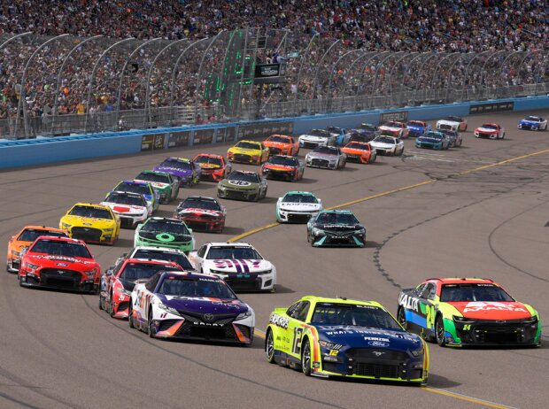 Titel-Bild zur News: Start zum NASCAR-Rennen auf dem Phoenix Raceway im März 2022