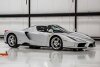 Dieser Ferrari Enzo ist ein Neuwagen und steht zum Verkauf