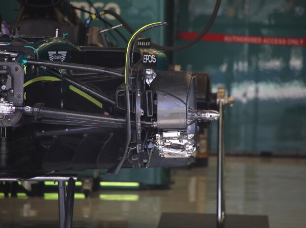 Bremse Aston Martin AMR23: Bremssattel auf 6 Uhr, die untere Hälfte der Abdeckung fehlt Bremse Aston Martin AMR23: Bremssattel auf 6 Uhr, die untere Hälfte der Abdeckung fehlt