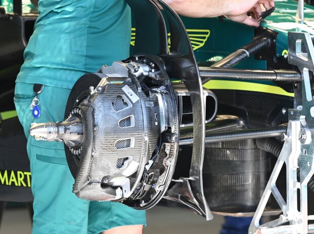 Beim Aston Martin AMR22 lag die Bremsscheibe noch frei