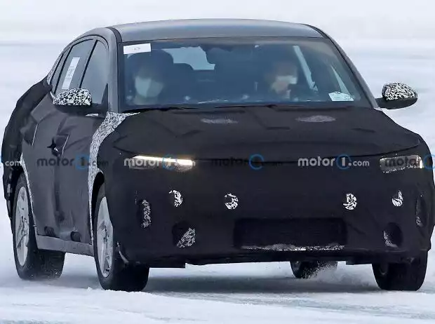 Kia Rio Limousine als Erlkönig erwischt Titel-Bild zur News: Kia Rio Limousine als Erlkönig erwischt