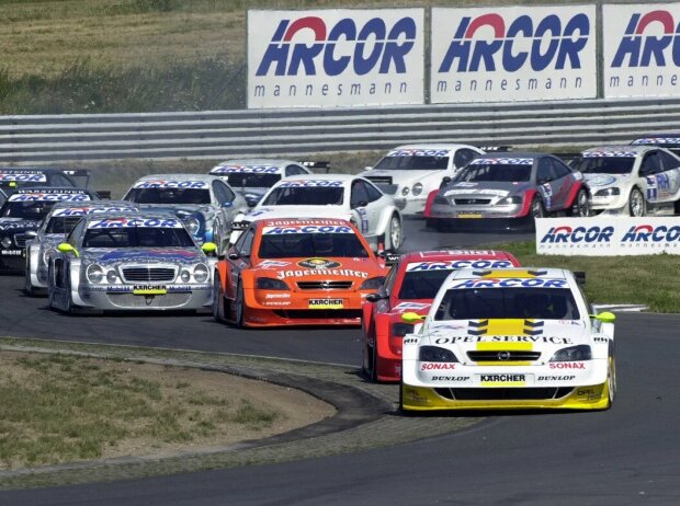 Der Neustart der DTM im Jahr 2000 zeigt die Zersplitterung Des Tourenwagensports im 21. Jahrhundert Der Neustart der DTM im Jahr 2000 zeigt die Zersplitterung Des Tourenwagensports im 21. Jahrhundert
