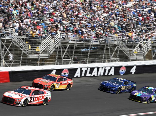 NASCAR-Action auf dem Atlanta Motor Speedway 2022