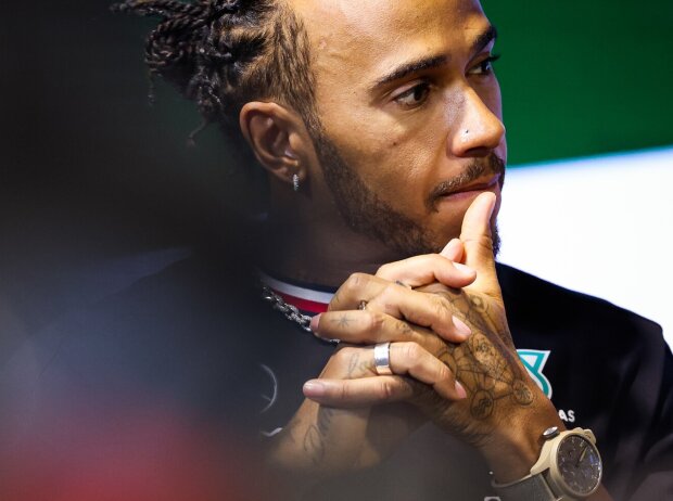Titel-Bild zur News: Lewis Hamilton nachdenklich in der FIA-Pressekonferenz beim Formel-1-Rennen in Saudi-Arabien 2023