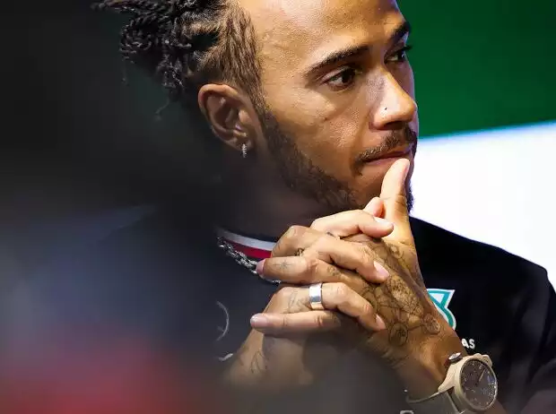 Lewis Hamilton nachdenklich in der FIA-Pressekonferenz beim Formel-1-Rennen in Saudi-Arabien 2023 Titel-Bild zur News: Lewis Hamilton nachdenklich in der FIA-Pressekonferenz beim Formel-1-Rennen in Saudi-Arabien 2023