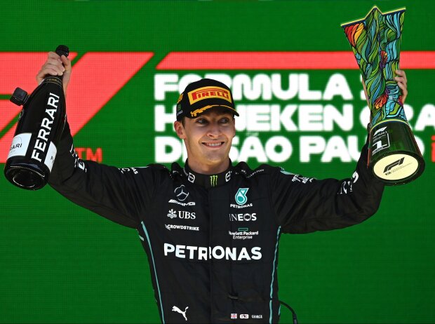 George Russell mit dem Siegerpokal beim Formel-1-Rennen in Brasilien 2022