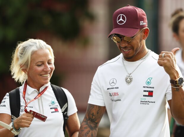 Formel-1-Weltmeister Lewis Hamilton von Mercedes mit seiner Physiotherapeutin Angela Cullen Formel-1-Weltmeister Lewis Hamilton von Mercedes mit seiner Physiotherapeutin Angela Cullen