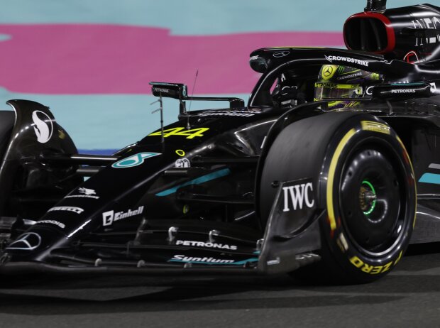 Titel-Bild zur News: Lewis Hamilton im Mercedes W14 im Formel-1-Freitagstraining in Dschidda 2023