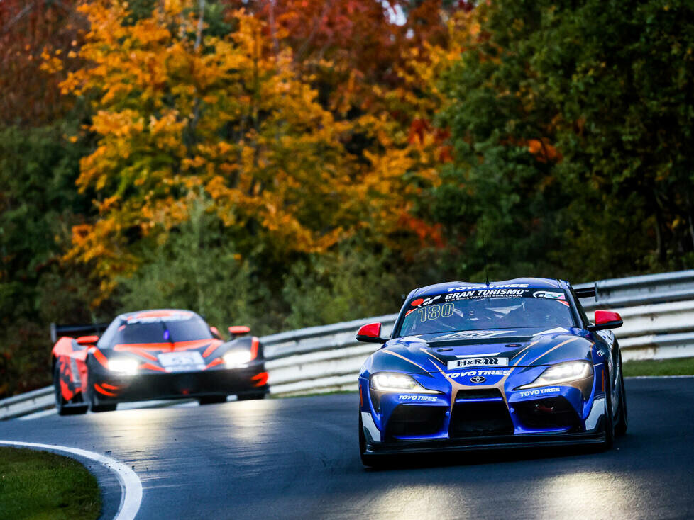 Rennfahrzeuge des NLS auf der Nürburgring-Nordschleife