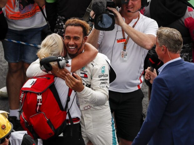Physiotherapeutin Angela Cullen mit Formel-1-Fahrer Lewis Hamilton von Mercedes beim Grand Prix von Mexiko 2018