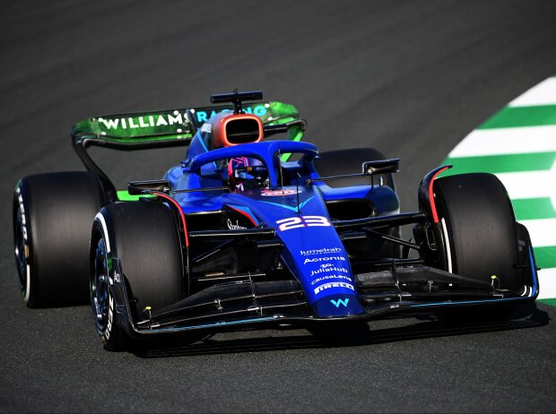 Titel-Bild zur News: Alexander Albon (Williams FW45) beim Formel-1-Training in Saudi-Arabien 2023