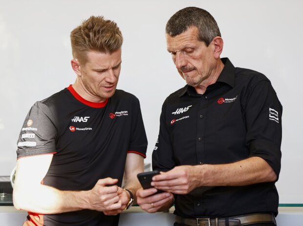 Haas-Teamchef Günther Steiner zeigt Nico Hülkenberg etwas auf seinem Handy