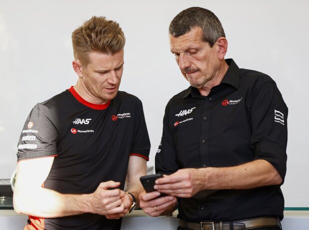 Haas-Teamchef Günther Steiner zeigt Nico Hülkenberg etwas auf seinem Handy Haas-Teamchef Günther Steiner zeigt Nico Hülkenberg etwas auf seinem Handy