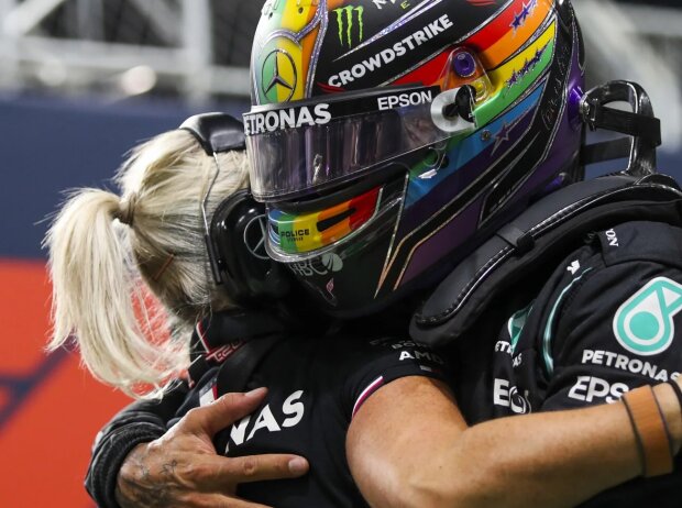 Titel-Bild zur News: Physiotherapeutin Angela Cullen umarmt Lewis Hamilton
