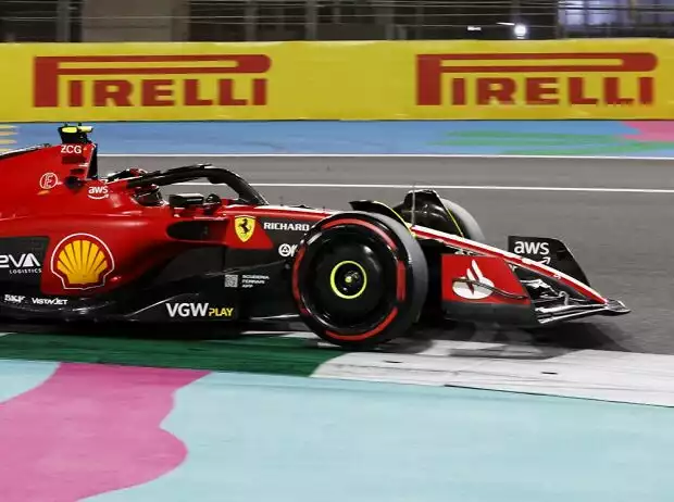 Carlos Sainz im Ferrari SF-23 beim Formel-1-Qualifying 2023 in Dschidda Titel-Bild zur News: Carlos Sainz im Ferrari SF-23 beim Formel-1-Qualifying 2023 in Dschidda