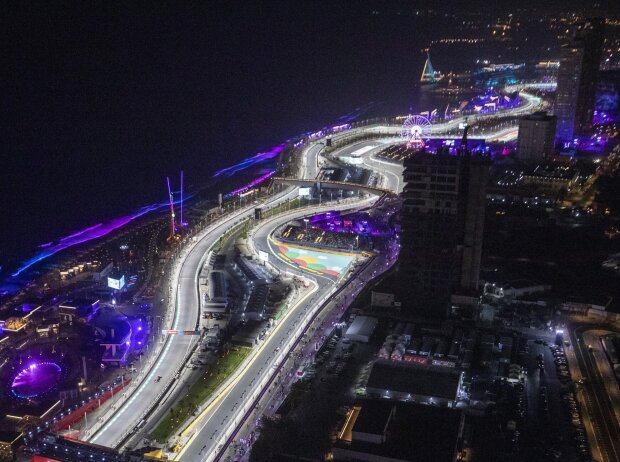 Blick auf die Formel-1-Rennstrecke in Dschidda bei Nacht