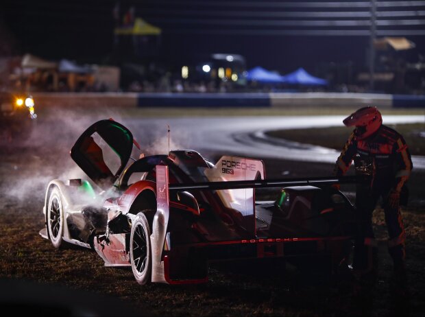 Titel-Bild zur News: Porsche-Friedhof Turn 3: Beide 963 und der WTR-Acura waren auf einen Schlag raus