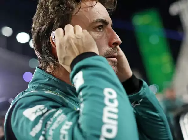 Fernando Alonso (Aston Martin) vor dem Formel-1-Rennen in Saudi-Arabien 2023 Titel-Bild zur News: Fernando Alonso (Aston Martin) vor dem Formel-1-Rennen in Saudi-Arabien 2023