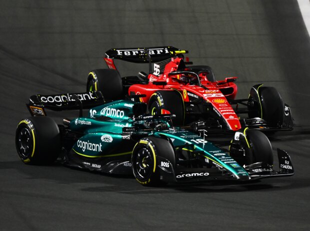 Lance Stroll (Aston Martin AMR23) vor Carlos Sainz (Ferrari SF-23) beim Formel-1-Rennen in Saudi-Arabien 2023 Lance Stroll (Aston Martin AMR23) vor Carlos Sainz (Ferrari SF-23) beim Formel-1-Rennen in Saudi-Arabien 2023