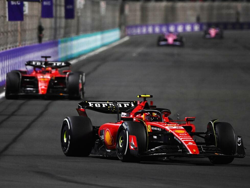 Carlos Sainz im Ferrari SF-23 vor Teamkollege Charles Leclerc im Formel-1-Rennen 2023 in Dschidda