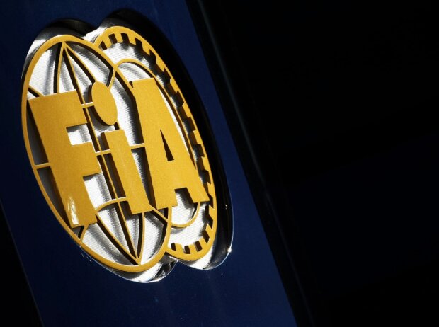 Titel-Bild zur News: FIA-Logo im Fahrerlager der Formel 1