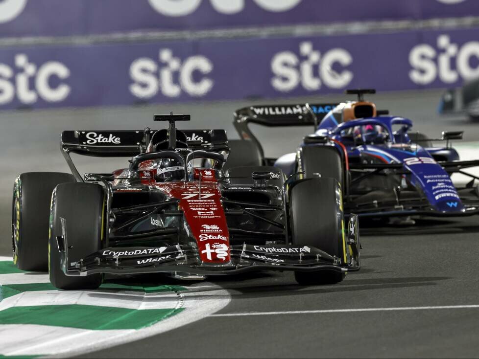 Valtteri Bottas im Alfa Romeo vor Alexander Albon im Williams 2023 in Dschidda