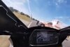Brenzlige Situation bei Motorradrennen: Krankenwagen kreuzt Rennstrecke