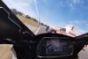 Brenzlige Situation bei Motorradrennen: Krankenwagen kreuzt Rennstrecke
