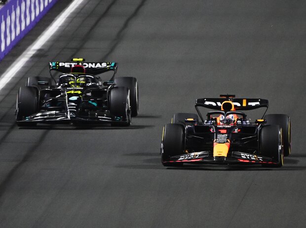 Lewis Hamilton (Mercedes W14) und Max Verstappen (Red Bull RB19) beim Formel-1-Rennen in Saudi-Arabien 2023 Lewis Hamilton (Mercedes W14) und Max Verstappen (Red Bull RB19) beim Formel-1-Rennen in Saudi-Arabien 2023
